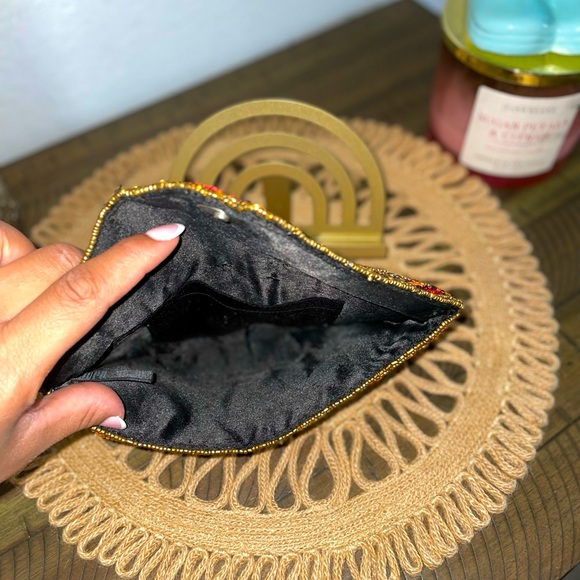 Multicolored casual crossbody, pair with a pair of jeans and your ready to go! - Picture 2 of 4